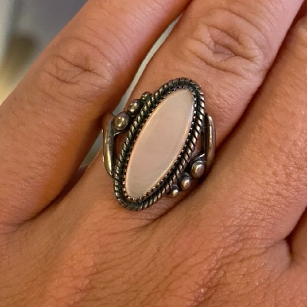 VINTAGE Mother of Pearl Ring - Size 6.75